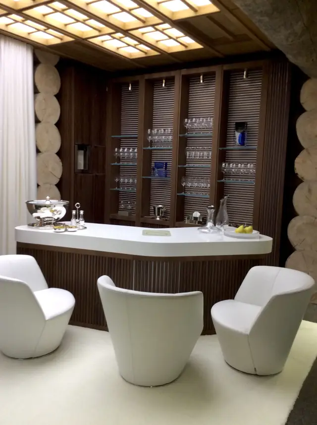 Lounge bar con boiserie