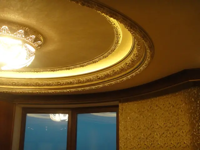 Soffitto con cornici decorative restaurato