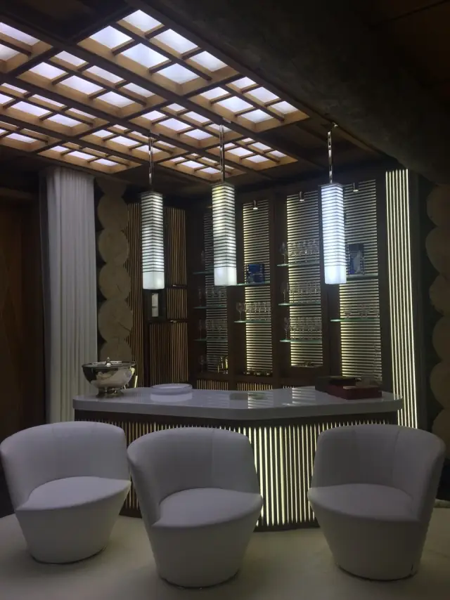 Sala con boiserie e vetrate