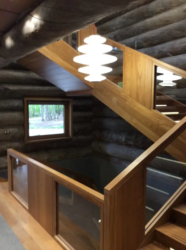 Interno in legno con scala