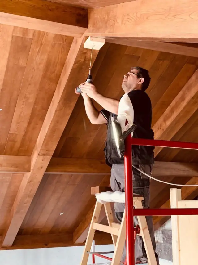 Montaggio di un soffitto in legno